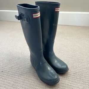 Grey hunter rain boots. In used condition